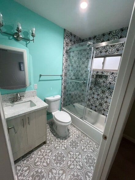 Full Master Bath w Tub - 4131 Chevy Chase Dr