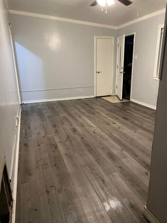 Building Photo - 3 Bed 1 bath RENTAL in Denison for $1,345