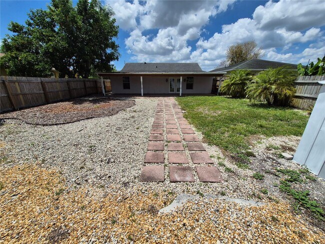 Building Photo - 5653 Coconut Rd