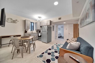 Building Photo - 1434 SW 22nd Ave