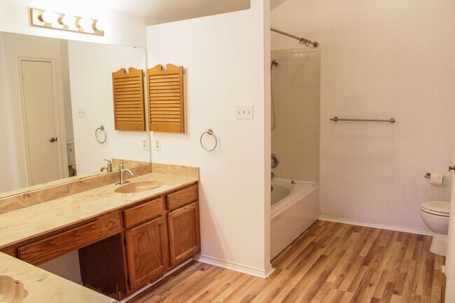 Building Photo - 3-BEDROOM IN CASTLE HILLS FOREST
