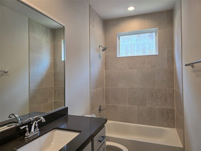 Building Photo - 611 Emile St