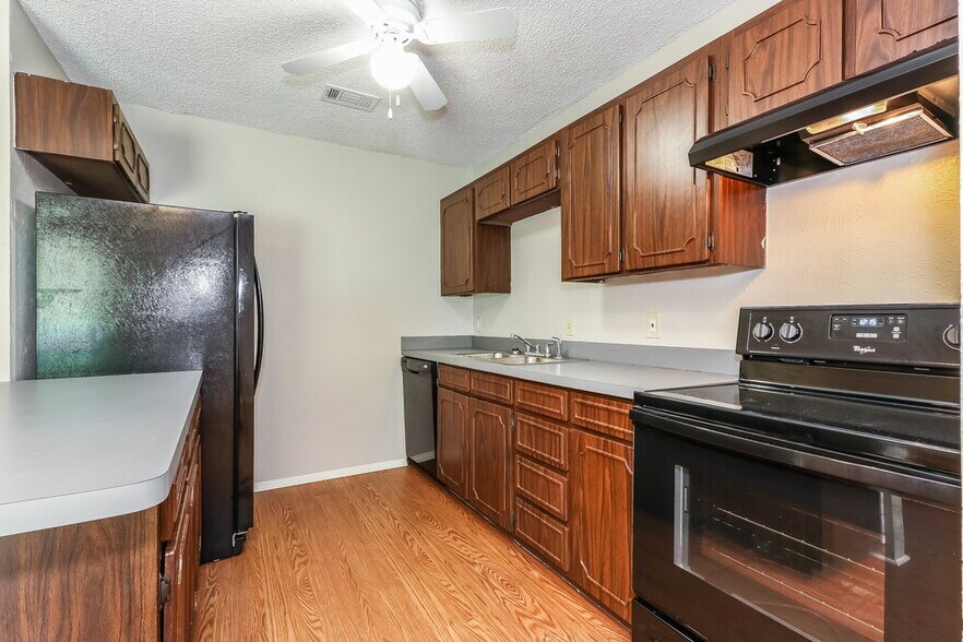 Building Photo - 716 Admiralty Way