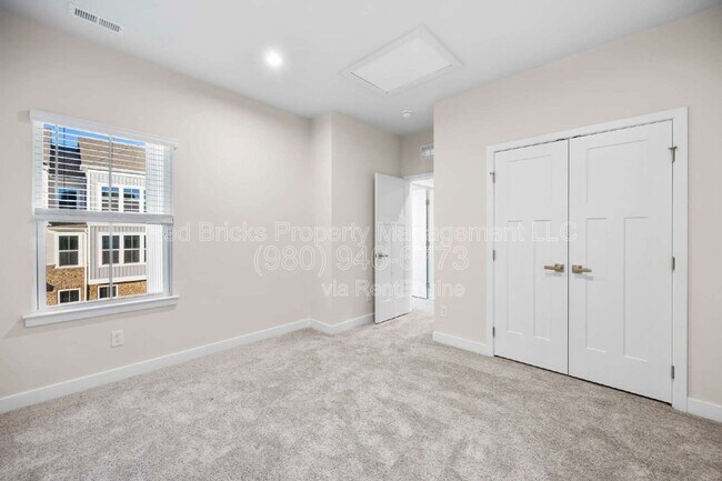 Building Photo - 9769 Oaklawn Blvd NW