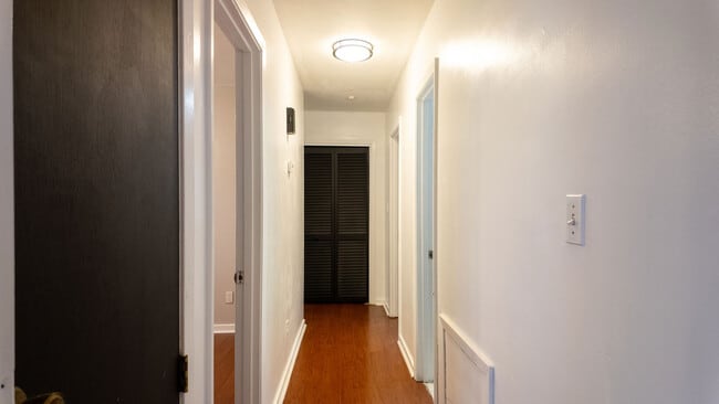 Hallway - 2558 Crestleigh Mnr