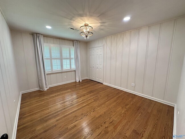 Building Photo - 1406 E Olive Dr SE