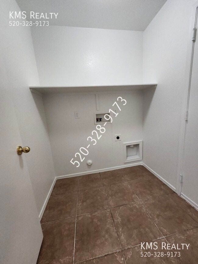 Building Photo - 2035 E Calle Sierra Del Manantial