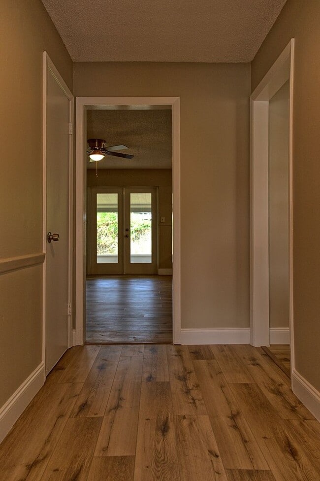 Building Photo - 4 bedroom 2 bath  single-family home in Co...
