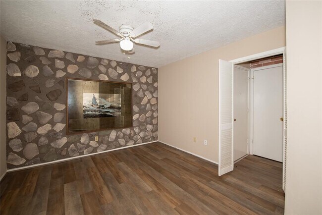 Building Photo - 16774 Glen Eagle Dr N