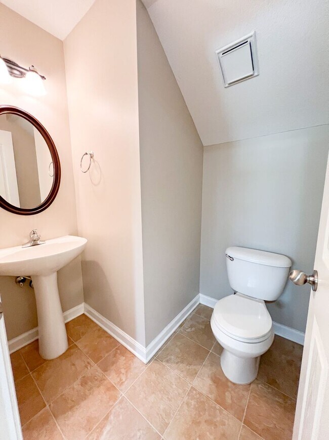 Building Photo - 3 Bedroom 2.5 Bath home in well established neighborhood!