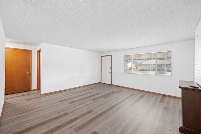 Building Photo - Large Central Valley Duplex - Available Now!