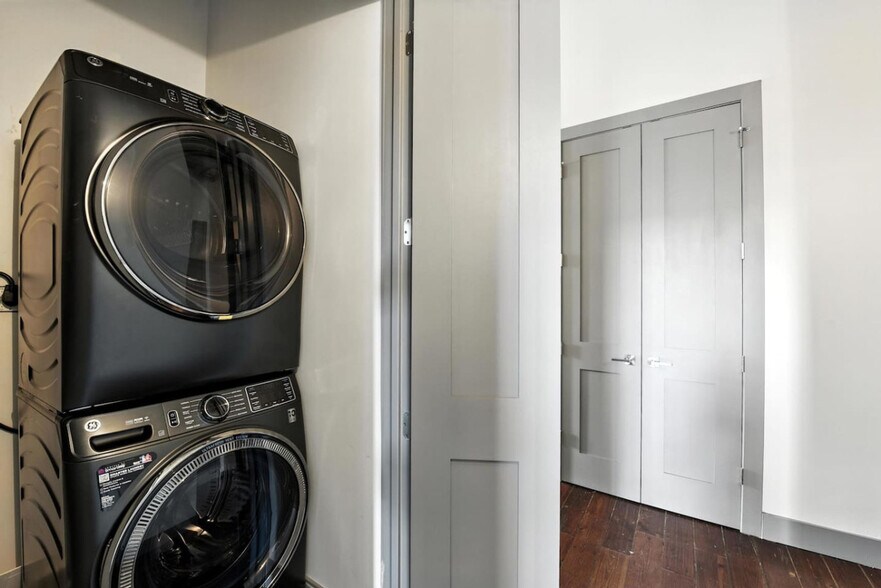 Building Photo - 222 W 15th St