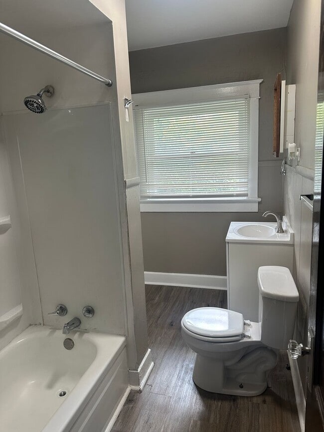 Building Photo - 636 N Oakland Ave