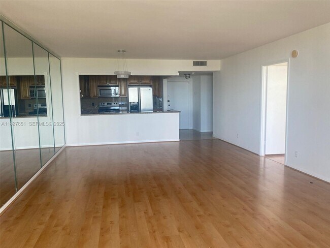 Building Photo - 2500 Parkview Dr