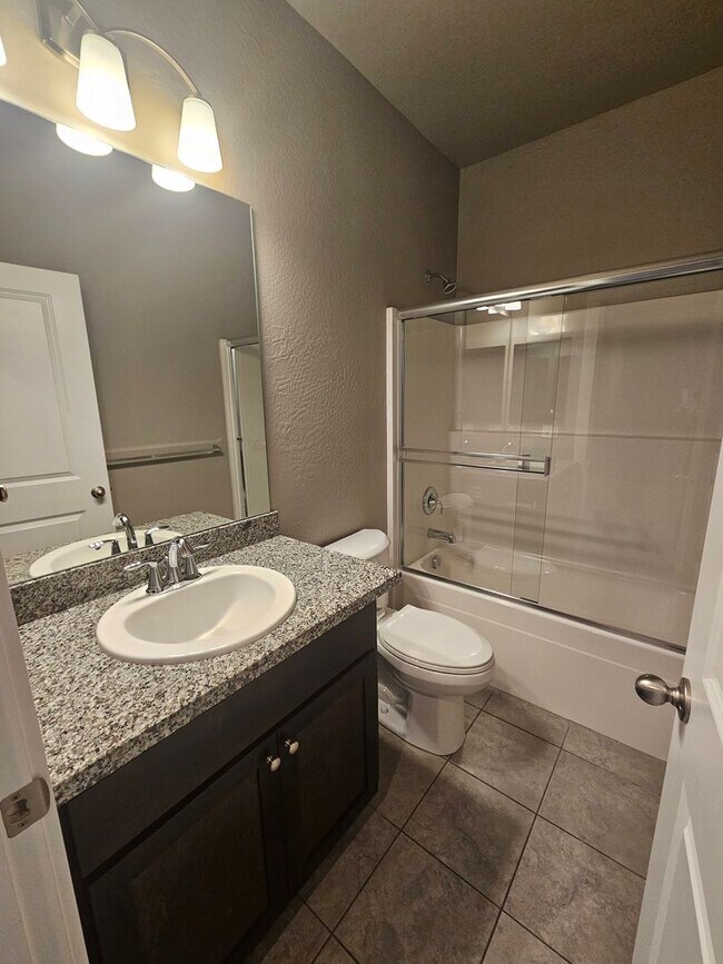 Building Photo - Beautiful Townhomes in East Medford