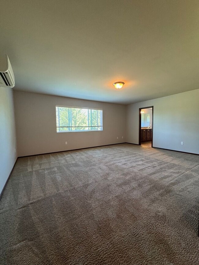 Building Photo - Spacious 5-Bedroom Home with Bonus Living ...