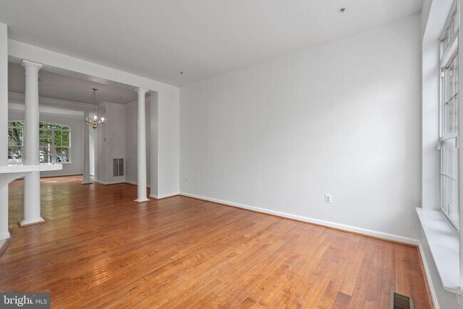 Building Photo - 13044 Town Commons Dr