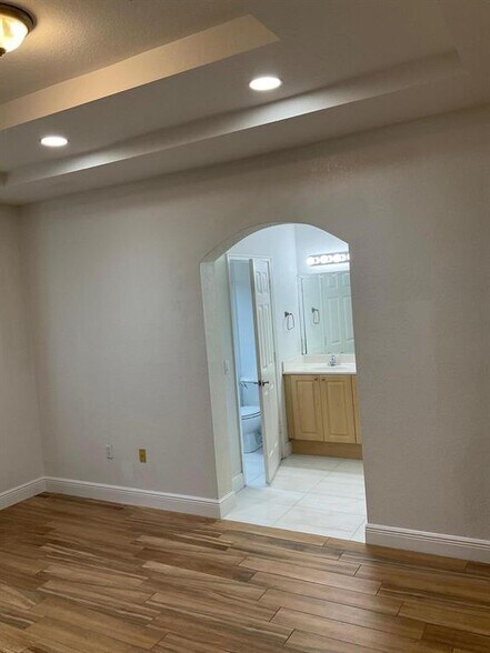 Building Photo - 6639 Hidden Cove Dr