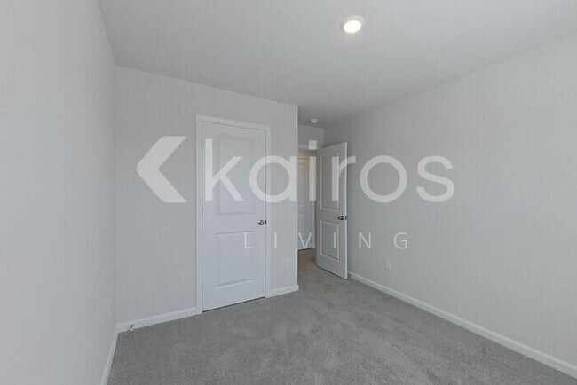 Building Photo - 2407 Banyan Cir