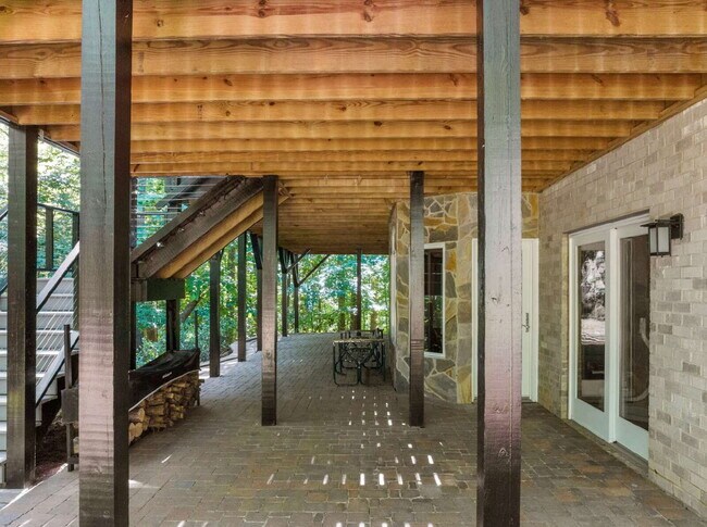 Building Photo - Luxurious 5-Bed Sanctuary with Scenic View...