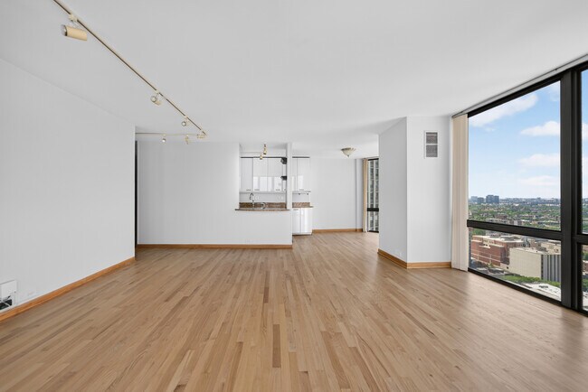 Building Photo - 2650 N Lakeview Ave