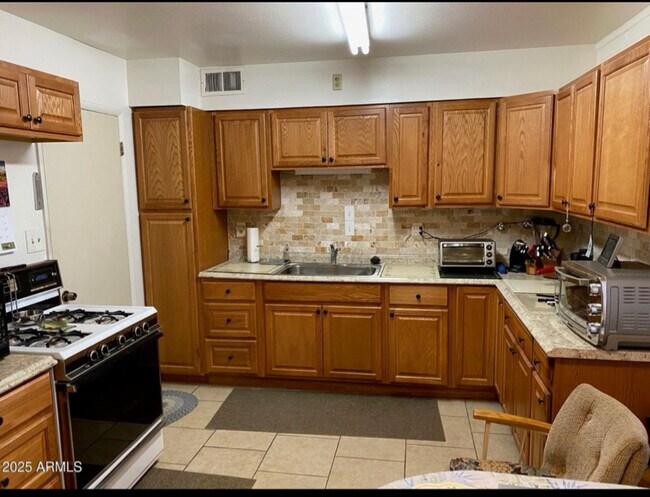 Building Photo - 10607 W El Rancho Dr