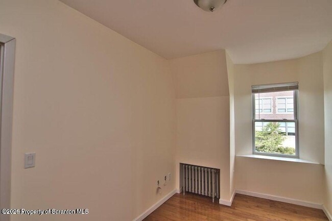 Building Photo - 533 Quincy Ave