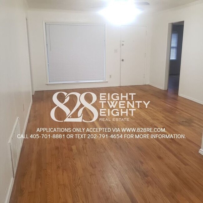 Building Photo - *AVAILABLE NOW!* 4 bed/1 Bath House with an Awesome Backyard!