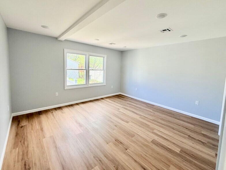 Building Photo - 13 Roosevelt Ave