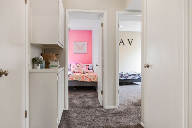 Building Photo - 3 Bedroom Townhome: Prime Location with Pool, Clubhouse and More!