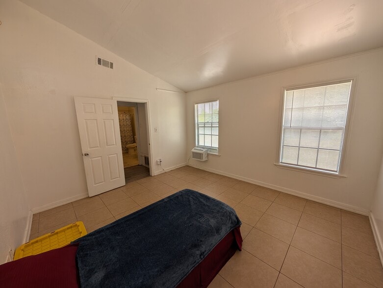 Building Photo - 18120 River Timber Dr
