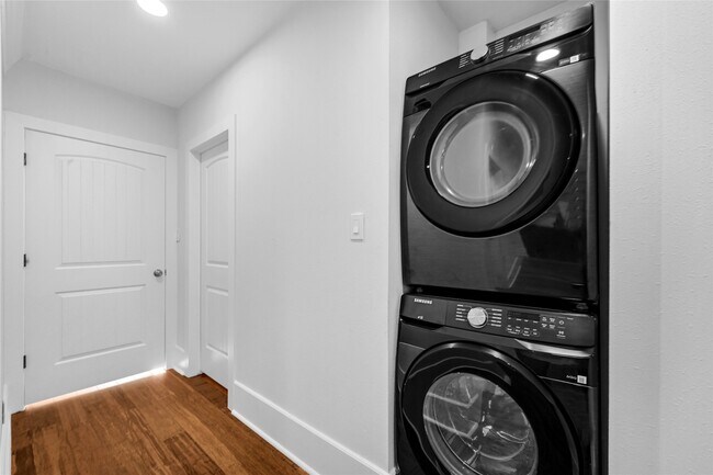 Building Photo - 1633 Fourcade St