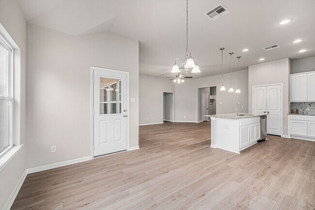 Building Photo - COMING JUNE 2026 LIKE NEW --- Stunning 4 bedroom home In Lake Conroe Hills