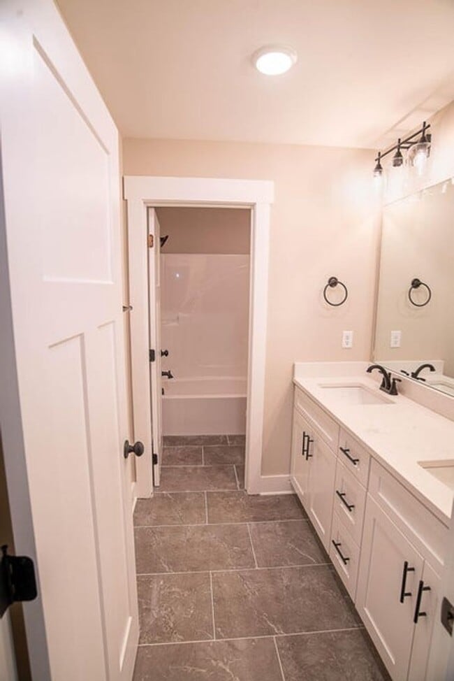 Building Photo - Beautiful 3 Bed, 2.5 Bath, 2 Car Garage - Community Pool & Walking Trail!