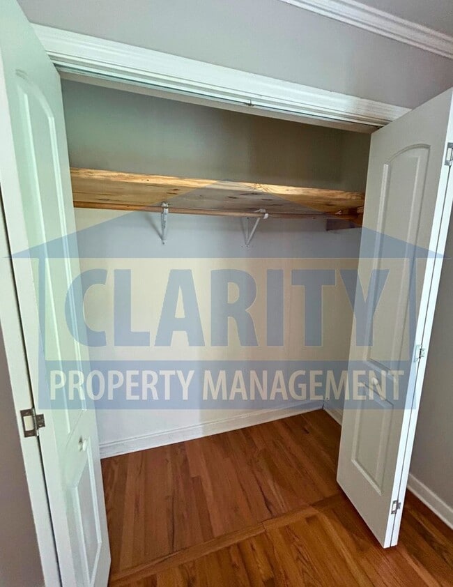 Building Photo - Three bedroom home in Downtown Cleveland!
