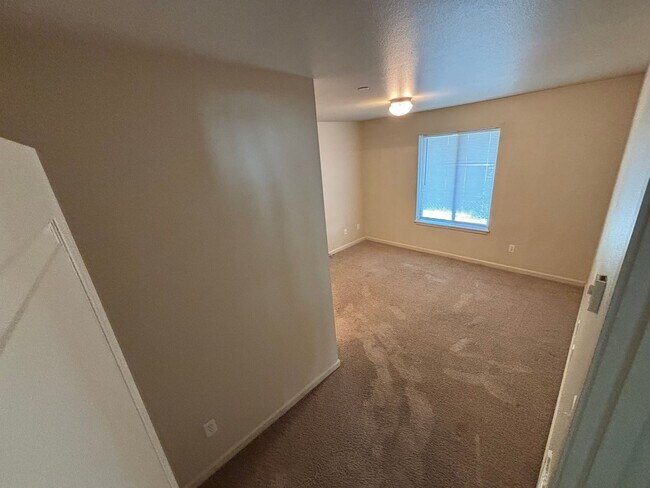 Building Photo - l1633