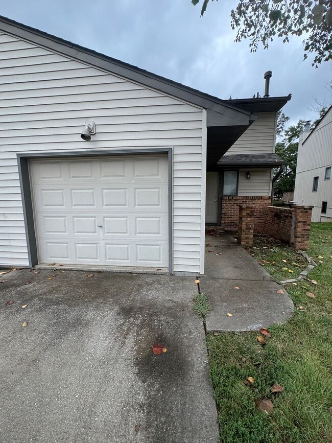 Building Photo - 4 bed 3.5 bath duplex