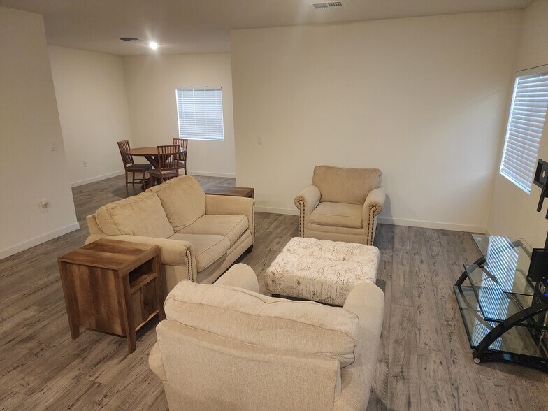 Building Photo - 1008 Maple Way