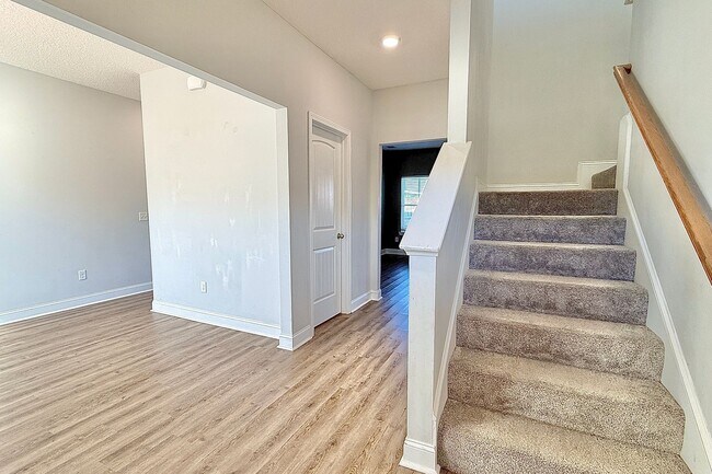 Building Photo - AVAILABLE NOW! (Pet Friendly)