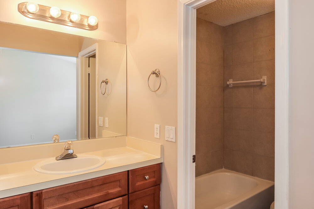 Building Photo - 1863 Sherwood Dr