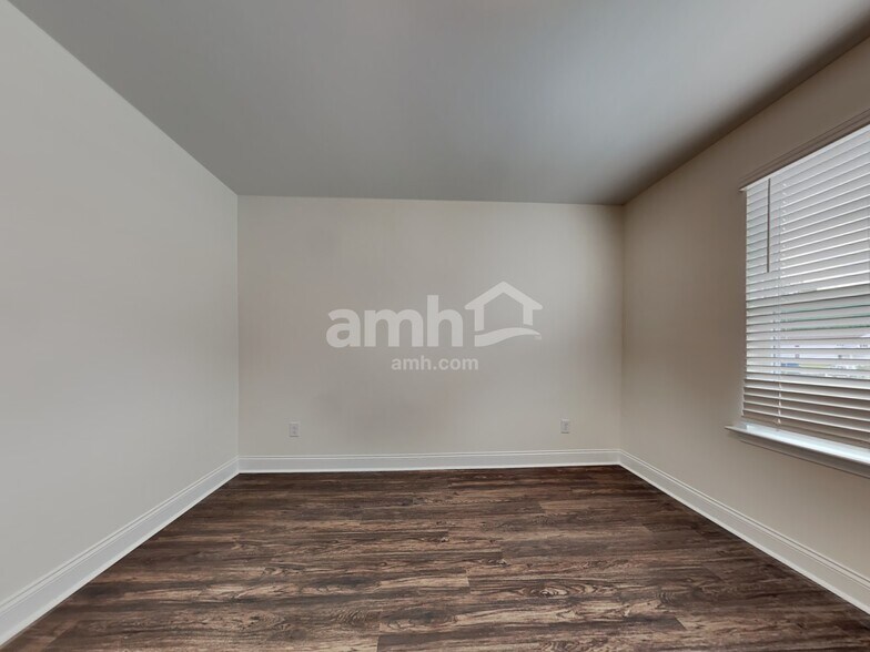 Building Photo - 116 Thatchet Dr