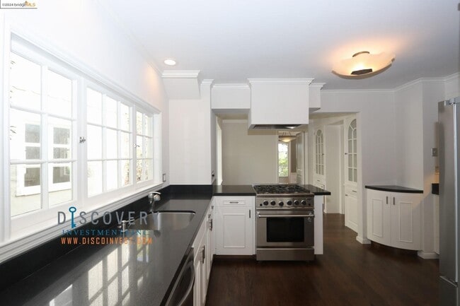 Building Photo - 220 Sandringham Rd