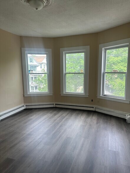 Building Photo - 19 Dewey St