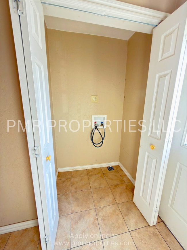 Building Photo - 2 Bedrooms/1 Bathroom House