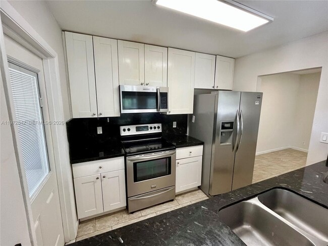 Building Photo - 1958 Monroe St