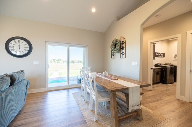 Building Photo - 2428 Sunshine Dr