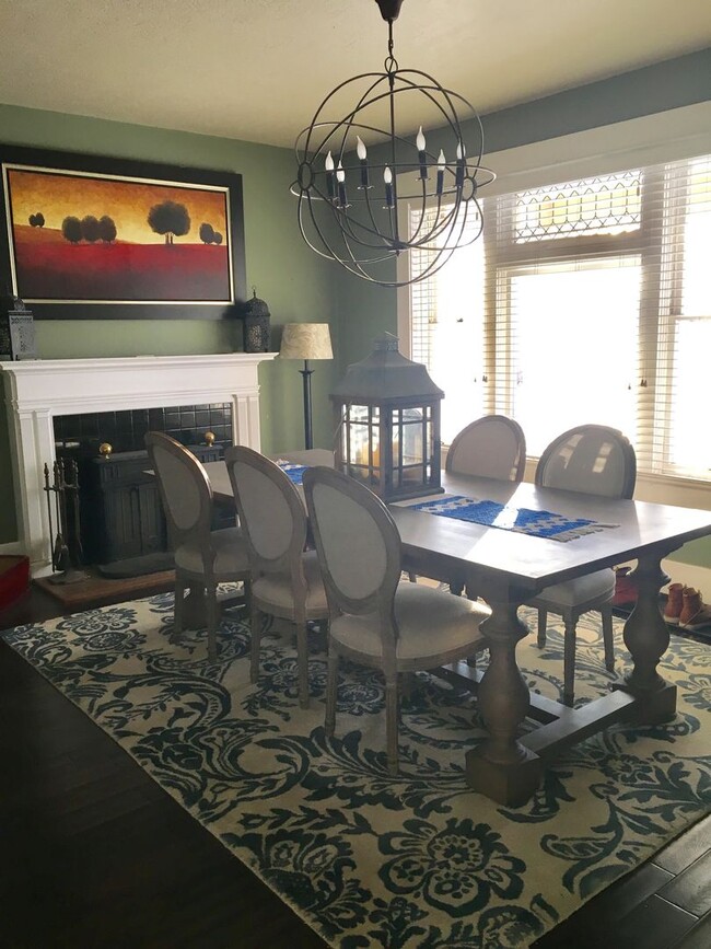 Building Photo - Charming Victorian Home Near the Universit...