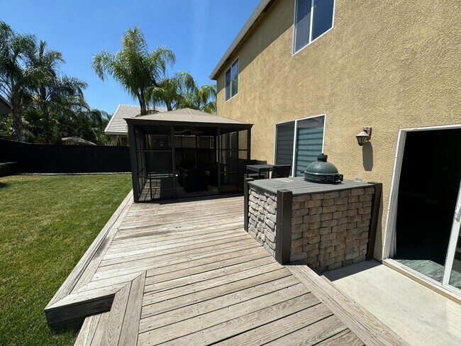 Building Photo - Stunning 4/3 in Roseville! 2 Car Garage!
