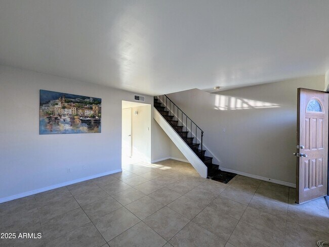 Building Photo - 2233 W Farmdale Ave