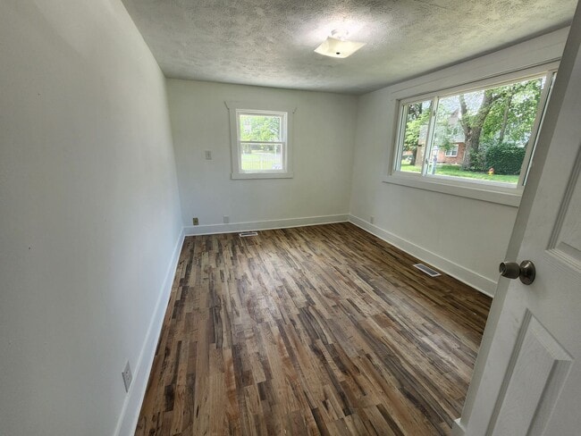 Building Photo - 3 bed 1 bath Ranch